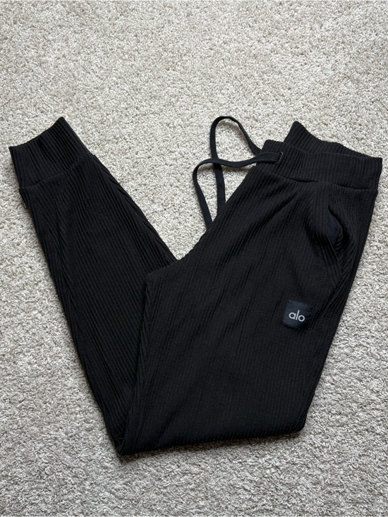 ALO Yoga Pants - Alo Yoga Muse Sweatpants